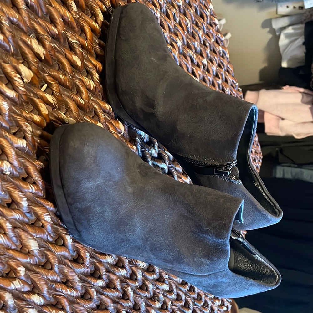Heeled suede boot